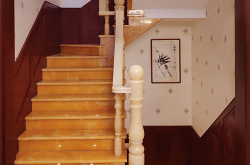 白沙中式别墅室内汉白玉石楼梯的定制安装装饰效果